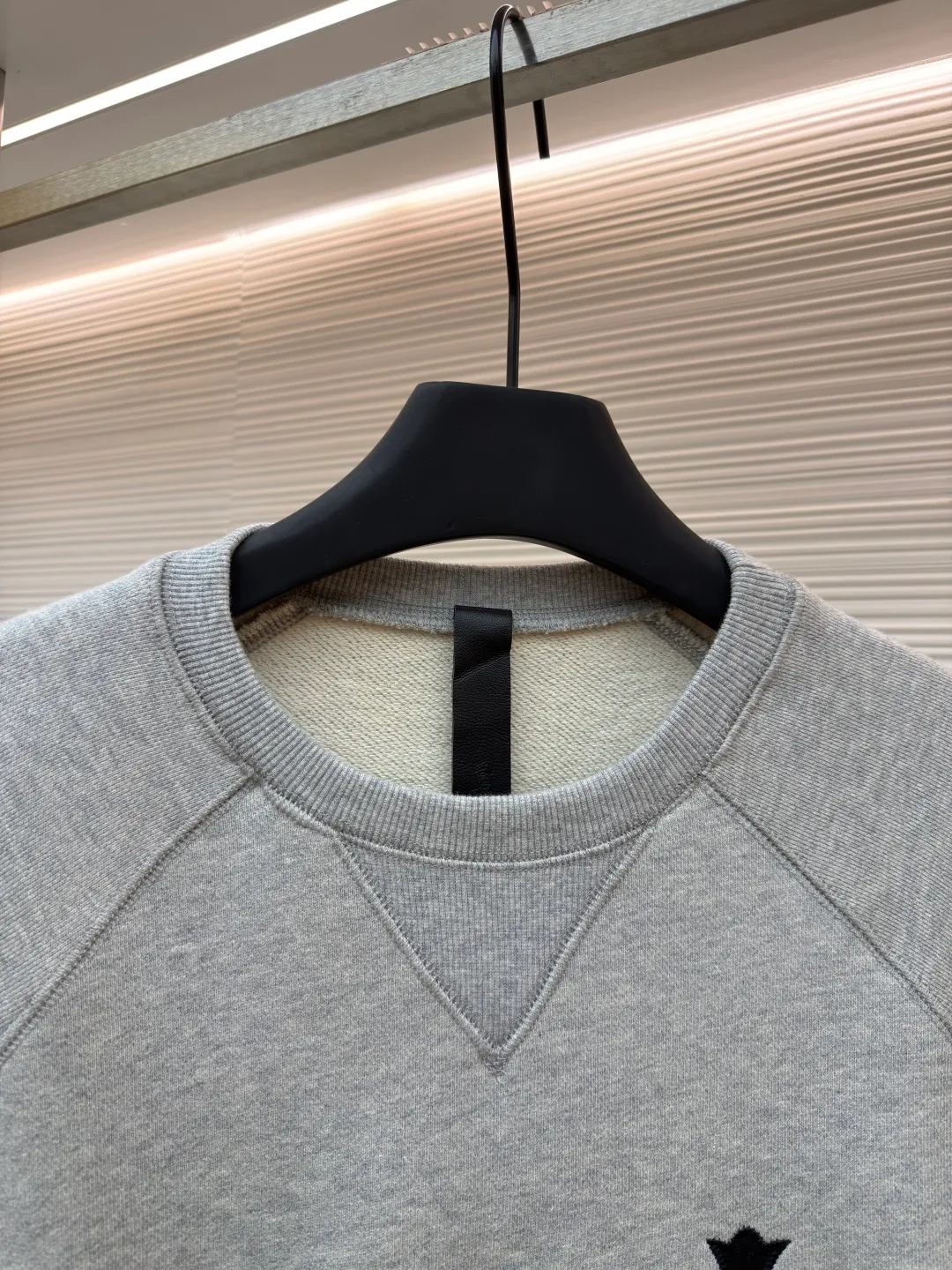 P410 Chrome Hearts logo crew neck sweatshirt ●Original version: 29300 purchase and development ●Item number: 1682056-A75 ●Fabric: interwoven air cotton fabric ●Technology: patch embroidery production ●Color: gray ●Version: fitted version ●Weight: about 790 grams ●Size: S-M-L-XL ●Description: Customized heavy fortress interwoven air cotton, full texture, thick and solid, with classic black as the curtain Giving deep sensory luxury, with the Crow heart cross appliqué decoration on the chest, it becomes the ultimate interpretation of the dark Gothic style. The CH Gothic font is the finishing touch on the back page, letting the totem become your spiritual punctuation. The logo iron plate sways slightly with the swing of the body, adding a sense of movement and vitality. It is unobtrusive but has an indescribable aura. It interprets the perfect blend of retro and luxury, using imported machine appliqué embroidery technology and using advanced computer control systems and precision mechanical components. Realize the Chrome Hearts logo patch embroidery operation, showing an embroidery effect with both clarity and three-dimensionality. The fabrics have been washed and have a better hand feel. It is not easy to deform, not easy to shrink, not easy to fade, and maintains long-term beauty. The overall wiring is straight and delicate, the fabric is comfortable and soft, and the color is consistent without color difference. It can be matched with the same style to create a fashionable look and control various occasions. Customized accessories, complete with three standards, same style for men and women!